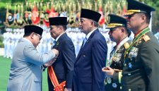 Presiden Prabowo Subianto menganugerahkan Tanda Kehormatan Bintang Mahaputera kepada tujuh tokoh Tentara Nasional Indonesia (TNI) pada Upacara Peringatan Hari Ulang Tahun Ke-81 TNI Tahun 2026 di Cilangkap, Jakarta, pada Senin, 5 Oktober 2026. Foto: BPMI Setpres/Muchlis Jr