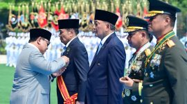 Presiden Prabowo Subianto menganugerahkan Tanda Kehormatan Bintang Mahaputera kepada tujuh tokoh Tentara Nasional Indonesia (TNI) pada Upacara Peringatan Hari Ulang Tahun Ke-81 TNI Tahun 2026 di Cilangkap, Jakarta, pada Senin, 5 Oktober 2026. Foto: BPMI Setpres/Muchlis Jr