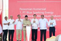 Presiden Prabowo Subianto secara resmi memulai komersialisasi dan groundbreaking 11 ekosistem hilirisasi nikel dengan total keseluruhan nilai investasi mencapai USD10,2 miliar atau sekitar Rp180 triliun serta melepas ekspor perdana baterai kendaraan listrik, di kawasan Indonesia Weda Bay Industrial Park (IWIP), Kabupaten Halmahera Tengah, Provinsi Maluku Utara, Kamis, 8 Oktober 2026. Foto: BPMI Setpres/Muchlis Jr