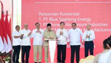 Presiden Prabowo Subianto secara resmi memulai komersialisasi dan groundbreaking 11 ekosistem hilirisasi nikel dengan total keseluruhan nilai investasi mencapai USD10,2 miliar atau sekitar Rp180 triliun serta melepas ekspor perdana baterai kendaraan listrik, di kawasan Indonesia Weda Bay Industrial Park (IWIP), Kabupaten Halmahera Tengah, Provinsi Maluku Utara, Kamis, 8 Oktober 2026. Foto: BPMI Setpres/Muchlis Jr